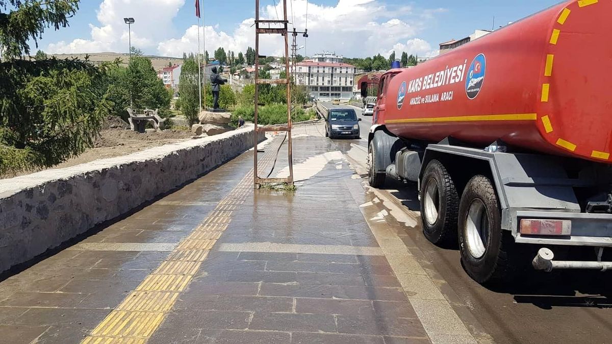Kars\'ta kaldırımlar tazyikli suyla yıkanıyor