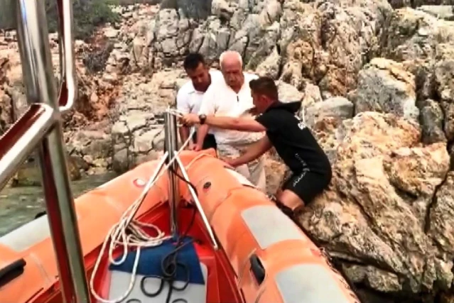 Kayalıklara sığınan yaşlı adamı, Sahil Güvenlik kurtardı