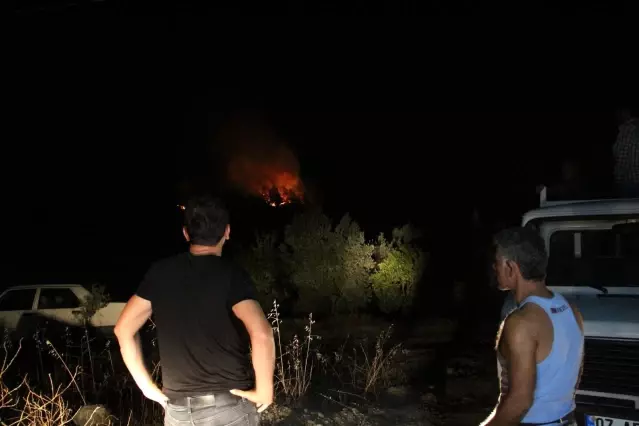 Manavgat'ta hareketli gece! Otel bölgesinde yeniden yangın başlayınca silahını alan ormanın içine koştu Manavgat'ta hareketli gece! Otel bölgesinde yeniden yangın başlayınca silahını alan ormanın içine koştu