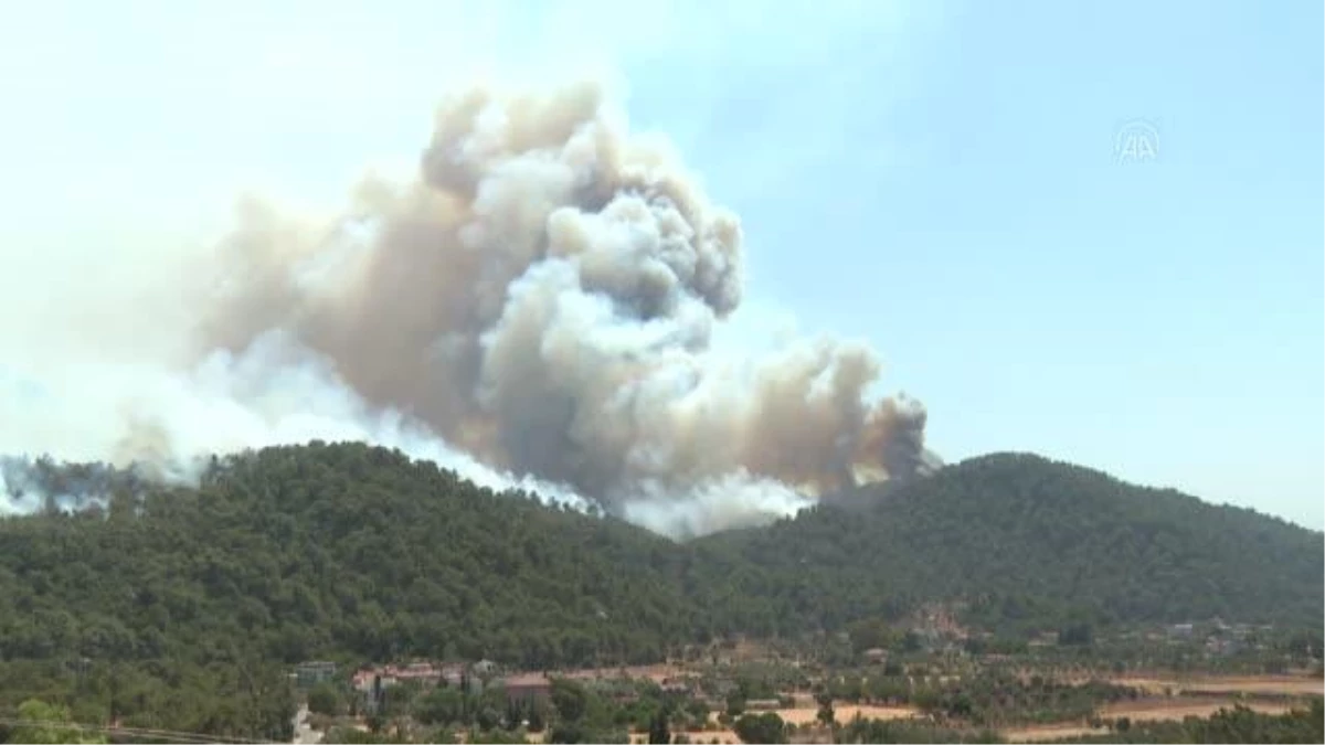 Marmaris\'te Hisarönü Mahallesi\'nin dağlık alanında etkili olan yangına havadan ve karadan müdahale sürüyor