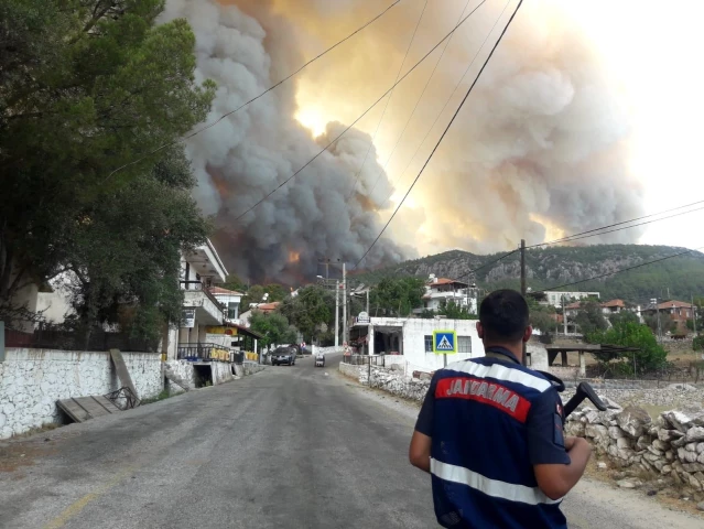 Son dakika haber | Yangın yerleşim eyerlerine ulaştı, Gökbel köyü boşaltıldı