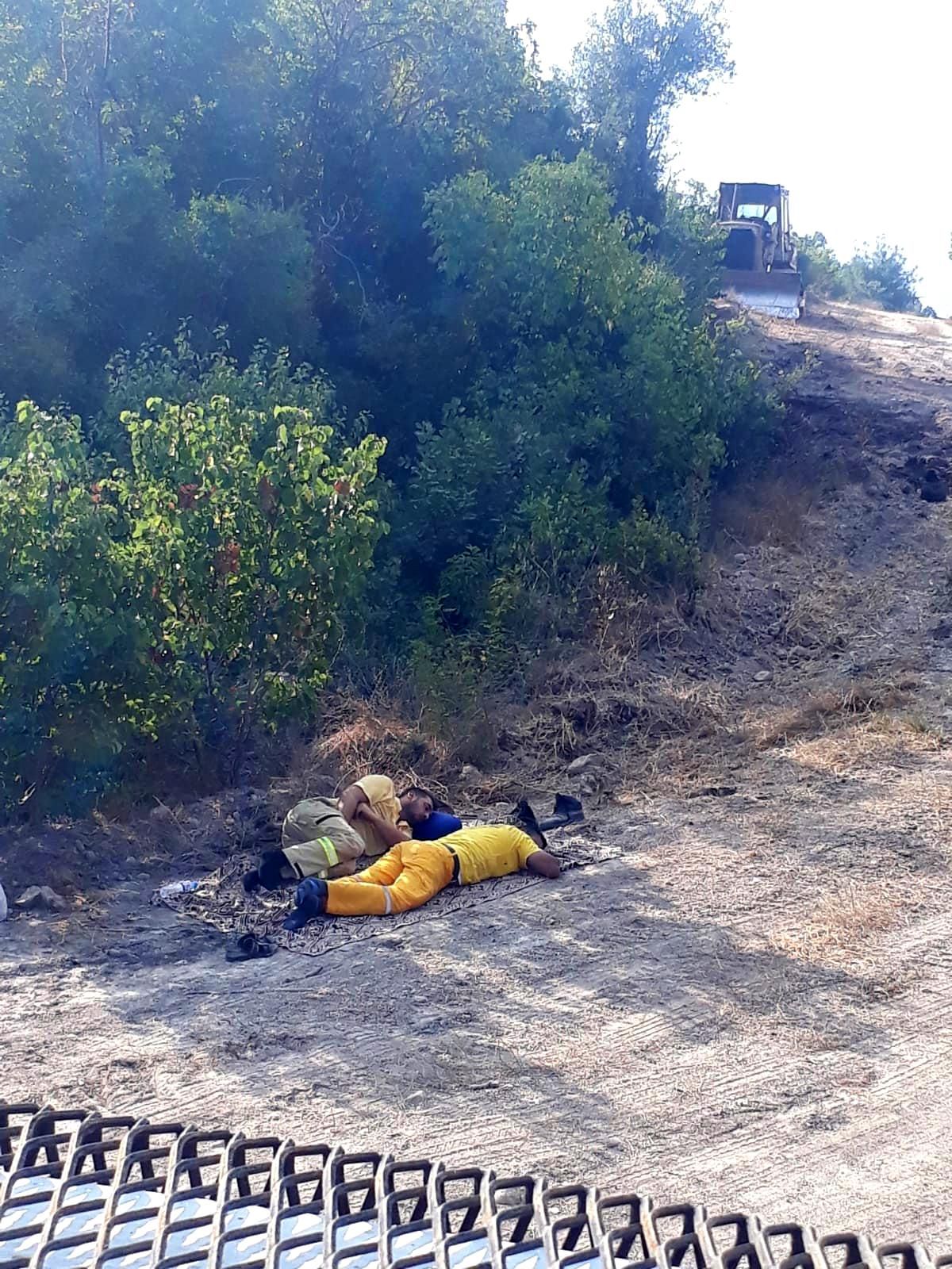 Osmaniye\'deki yangına müdahaleye giden \'Ateş Avcıları\' toprak üzerinde dinlendi