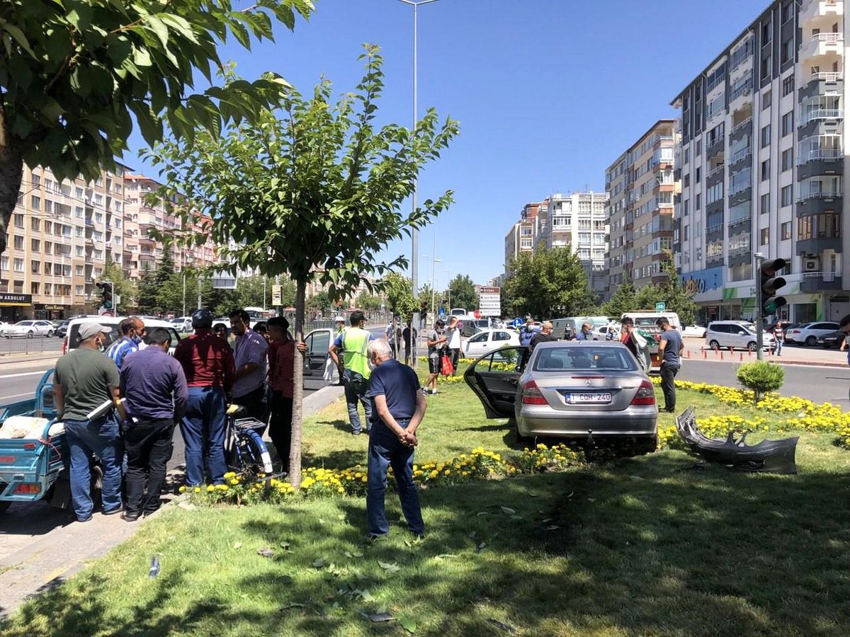 Otomobil ile mobilet çarpıştı: 3 yaralı