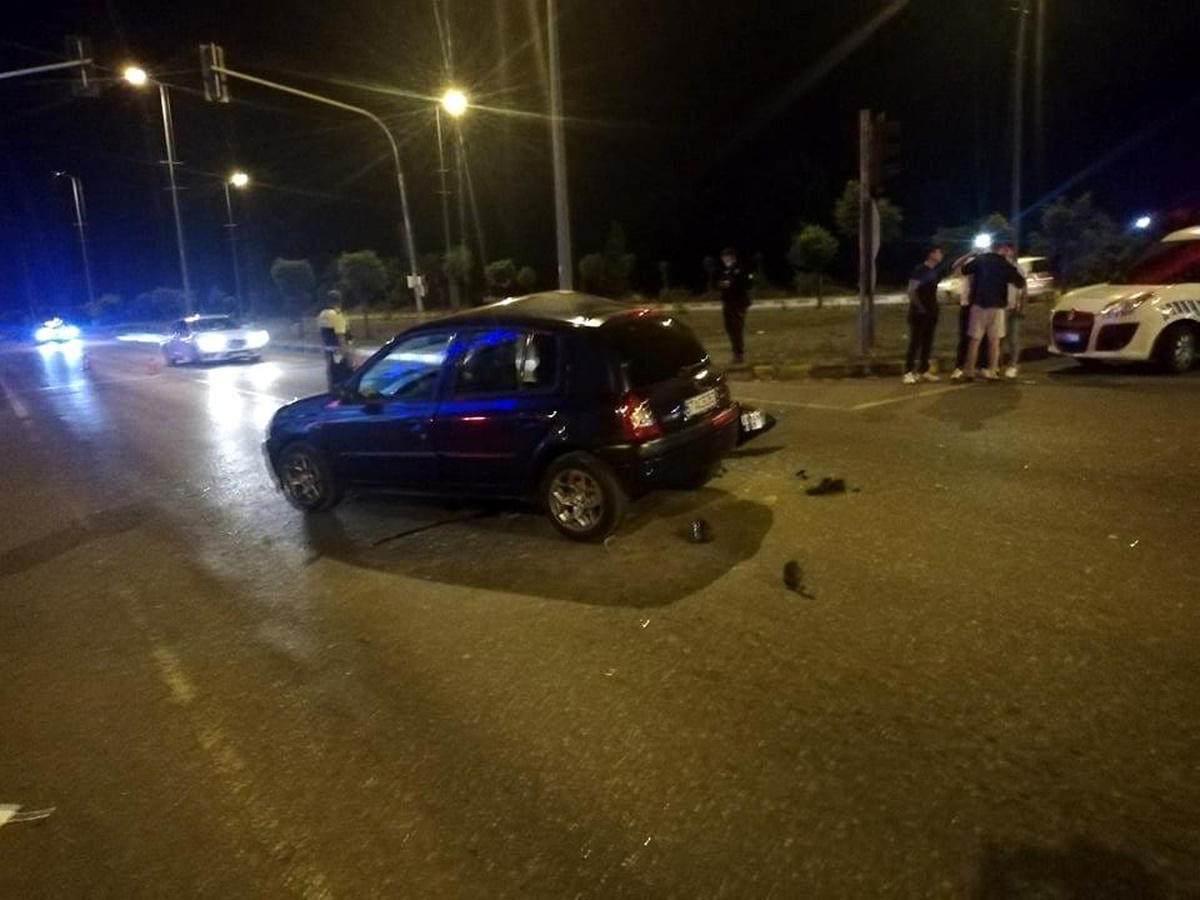 Otomobil ile motosiklet kavşakta çarpıştı