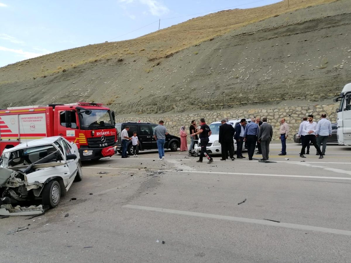 Otomobille hafif ticari araç çarpıştı: 6 yaralı