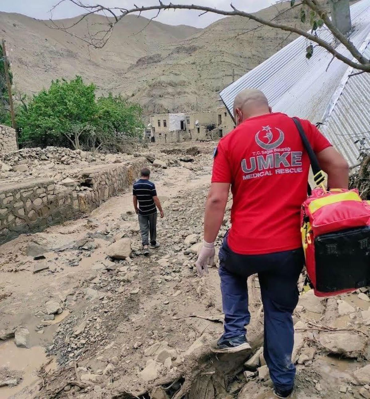 Sağlık Bakanı Koca, Van\'da selden etkilenen bölgelerde ekiplerin sağlık taraması yaptığını bildirdi