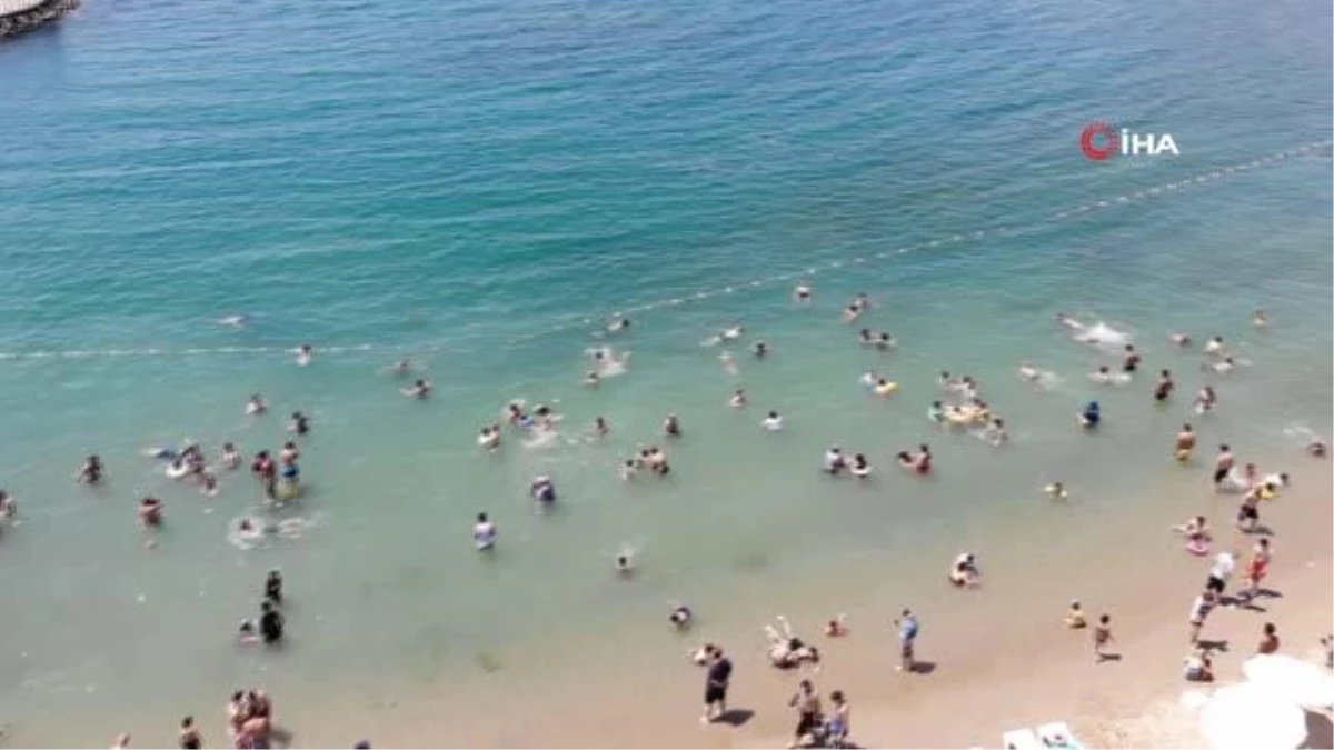 Sıcaklıklar arttı, vatandaşlar soluğu Caddebostan Plajı\'nda aldı