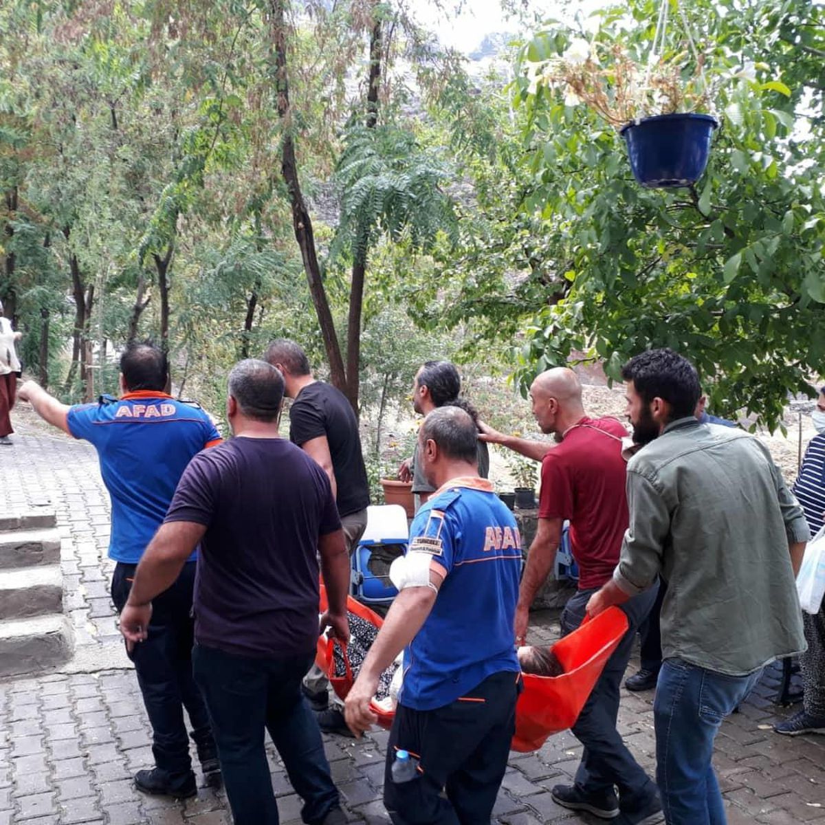 Tunceli\'de kayalıkta mahsur kalan kadını AFAD ekibi kurtardı