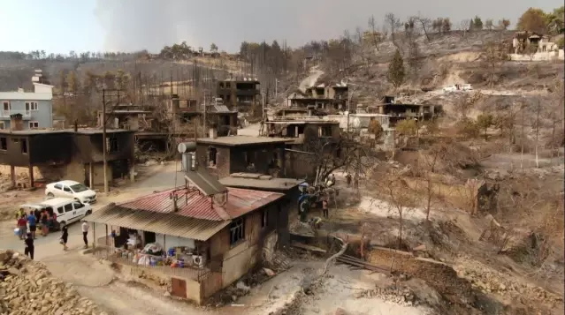 Yangında yok olan Kalemler mahallesi, havadan görüntülendi Yangında yok olan Kalemler mahallesi, havadan görüntülendi