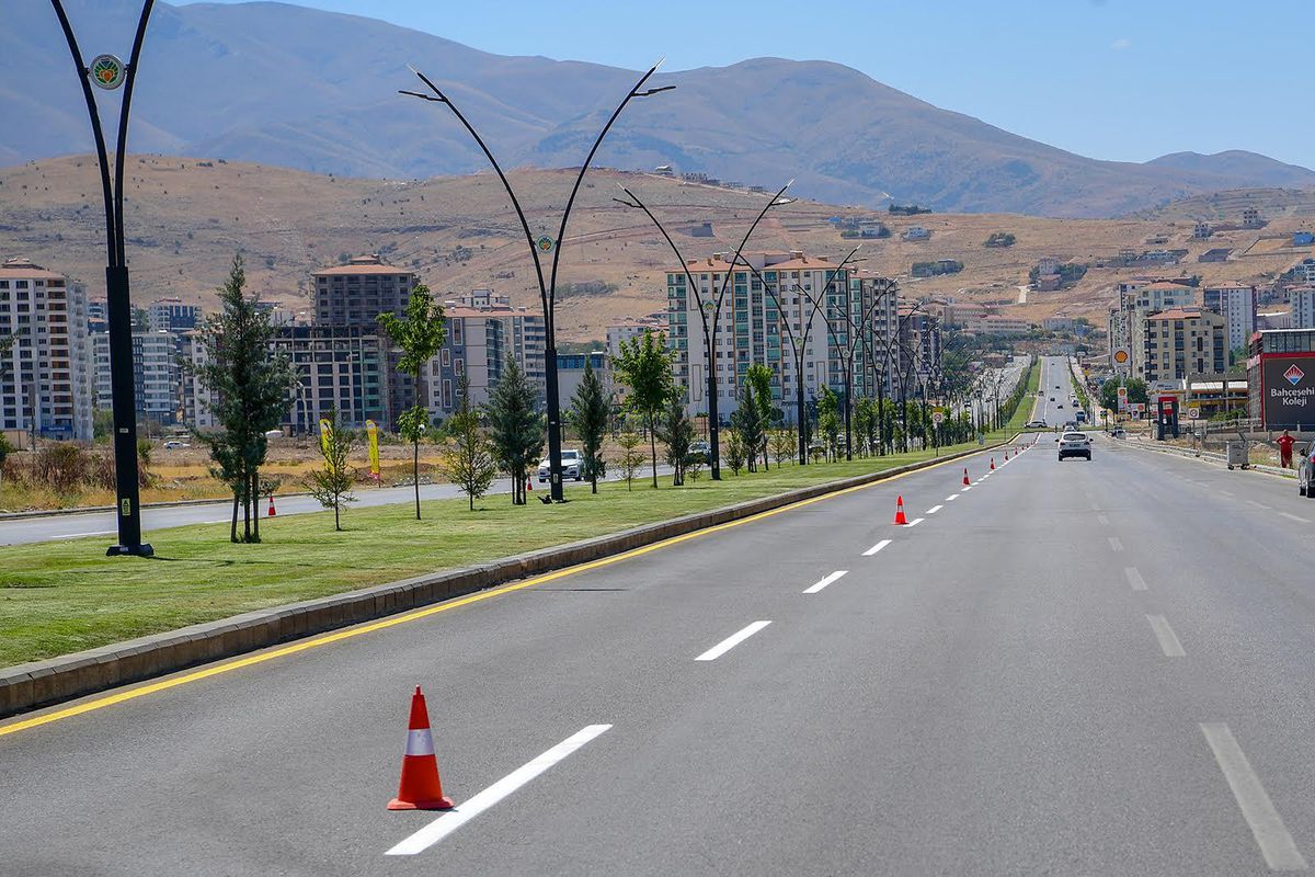 Altınkayısı Bulvarı\'nda yol çizgi ve işaretlemeleri yapıldı
