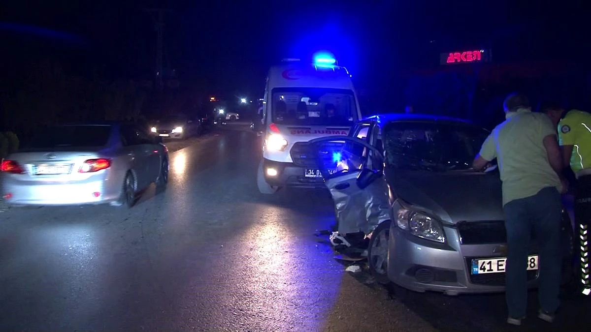 Arnavutköy\'de 2 otomobil çarpıştı: Anne ve 2 çocuğu yaralandı