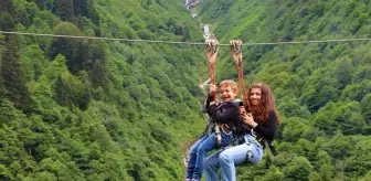 Ayder Yaylası'nda tatilciler zipline ile heyecanlı anlar yaşıyor