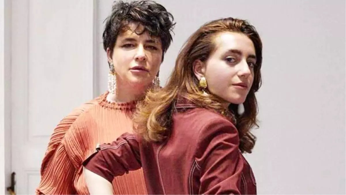 Ayrı odalardan yazışıyoruz! Esra Dermancıoğlu\'nun kızı Refia Dermancıoğlu koronavirüse yakalandı