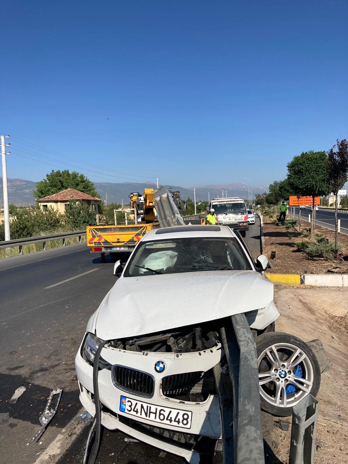 Bariyer demiri otomobili delip geçti: 3 yaralı