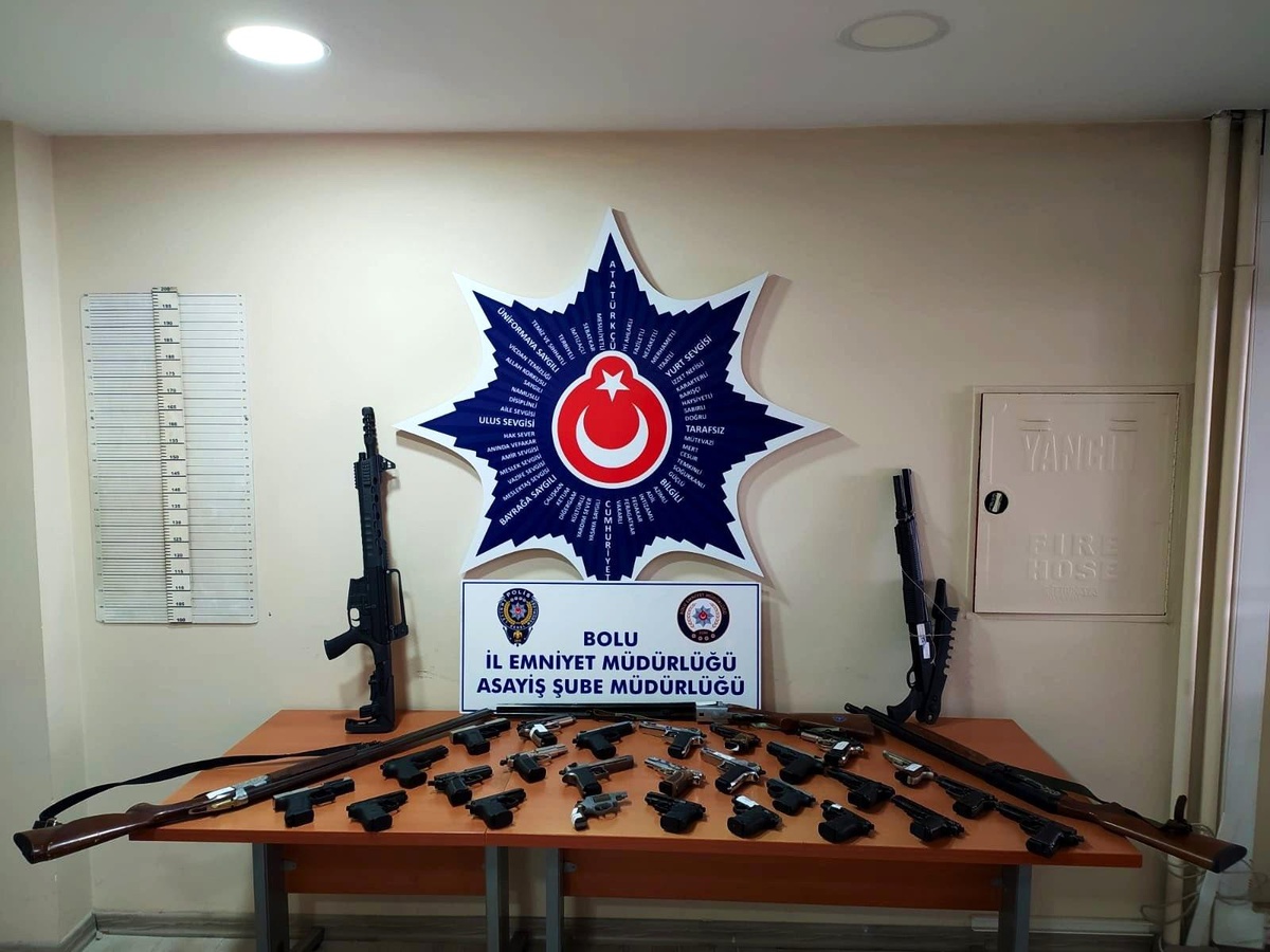 Bolu\'da çok sayıda ruhsatsız tabanca ve tüfek ele geçirildi