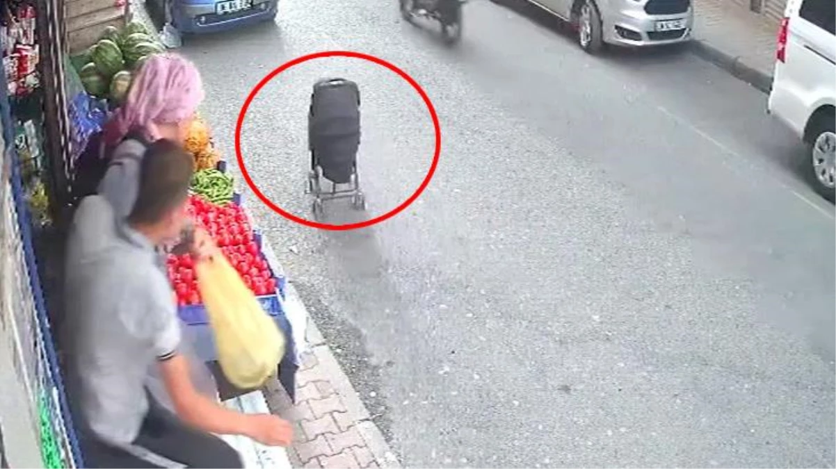 Bebek arabası caddede hareket etti, anne kımıldayamadı! Korkutan olay kamerada