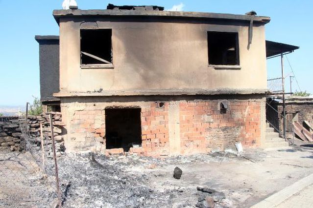 Çalışıp para biriktirerek yaptırdığı 25 yıllık evi orman yangınında kül oldu