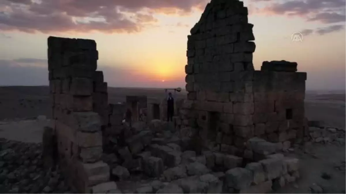 DİYARBAKIR - Zerzevan Kalesi\'nin gün batımı fotoğrafları sergilere ilham kaynağı oluyor