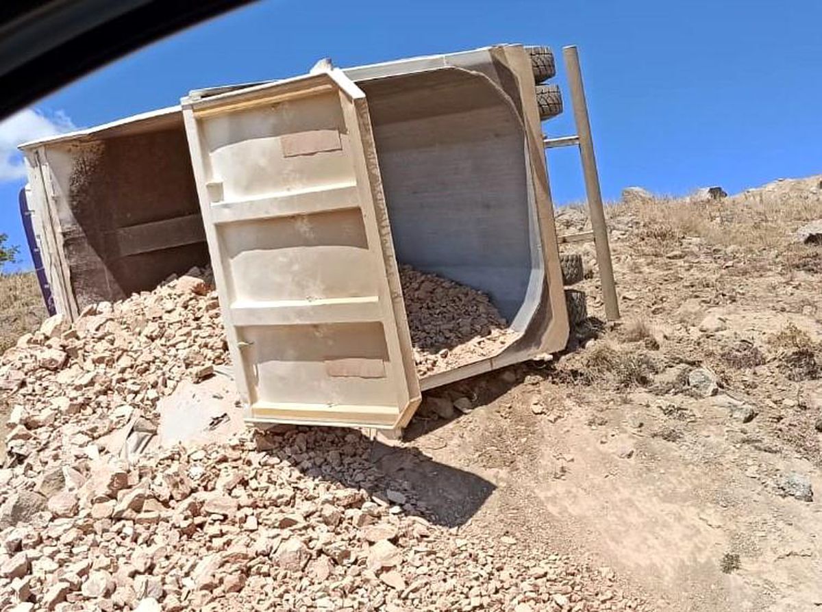 Freni patlayan kamyon şarampole yuvarlandı: 1 yaralı