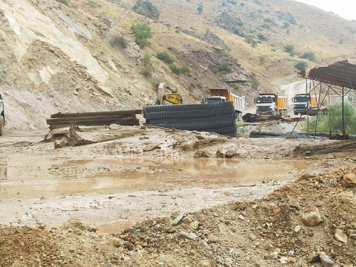 Hakkari kara yolu heyelan nedeniyle kapandı