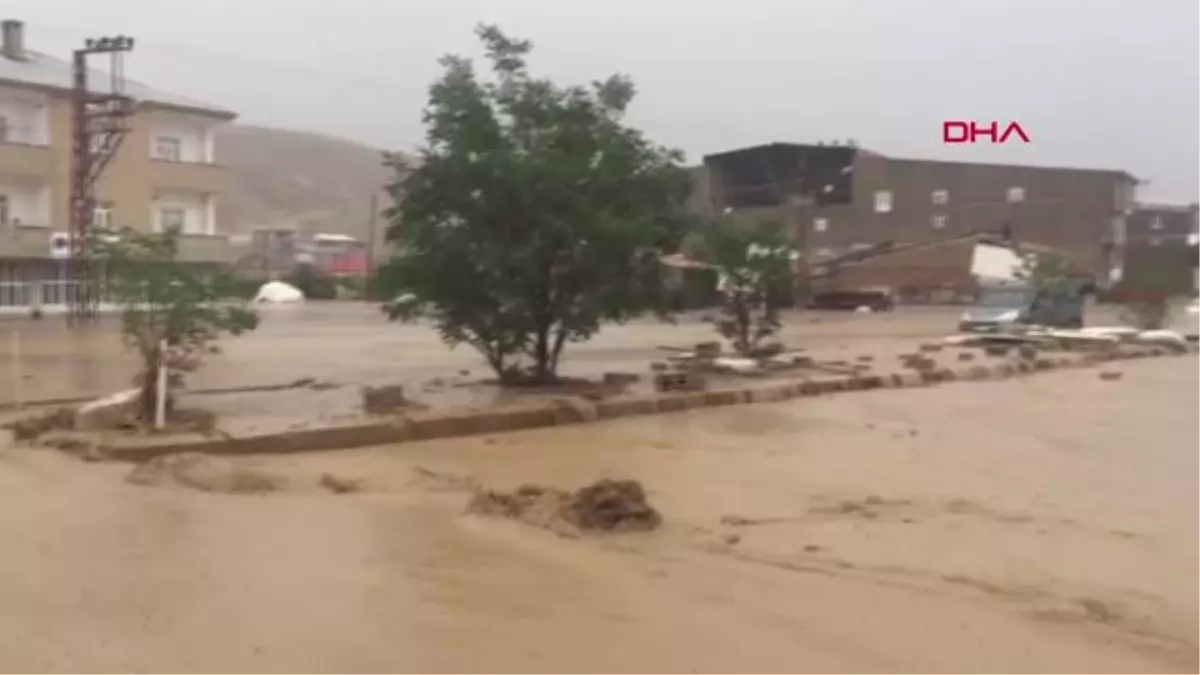 HAKKARİ KARA YOLU HEYELAN NEDENİYLE KAPANDI