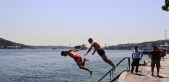 İstanbullular, sıcak havada Boğaz'ın sularında serinledi