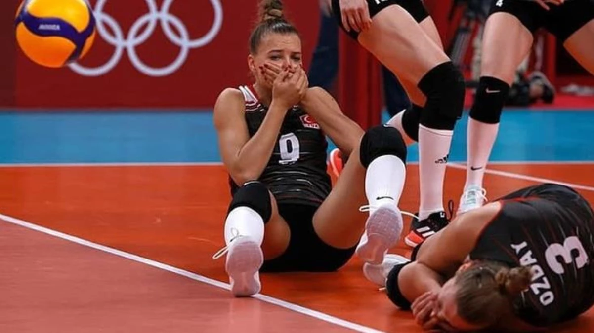 A Milli Kadın Voleybol Takımı korkuttu! Cansu ve Meliha topu karşılarken çarpıştı