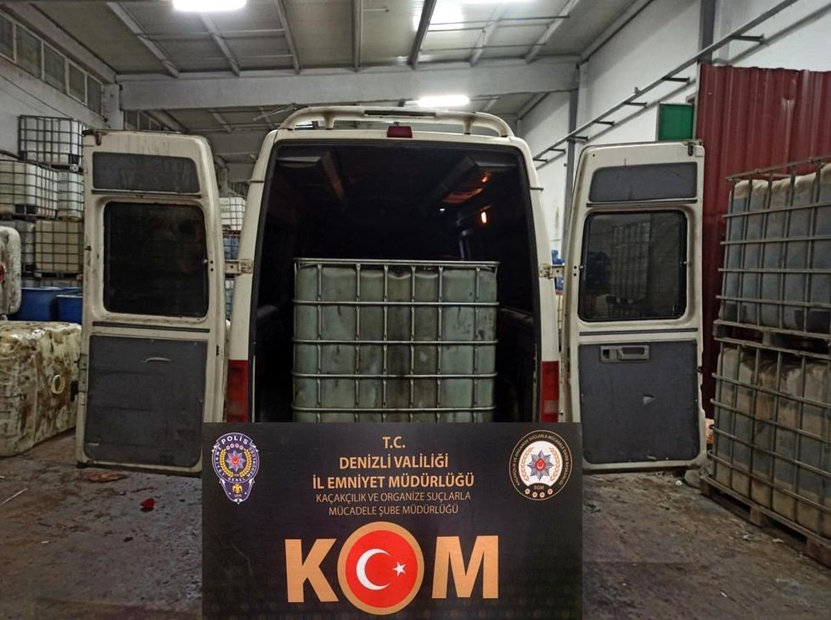 Kamyonetten 3 bin 200 litre kaçak akaryakıt ele geçirildi