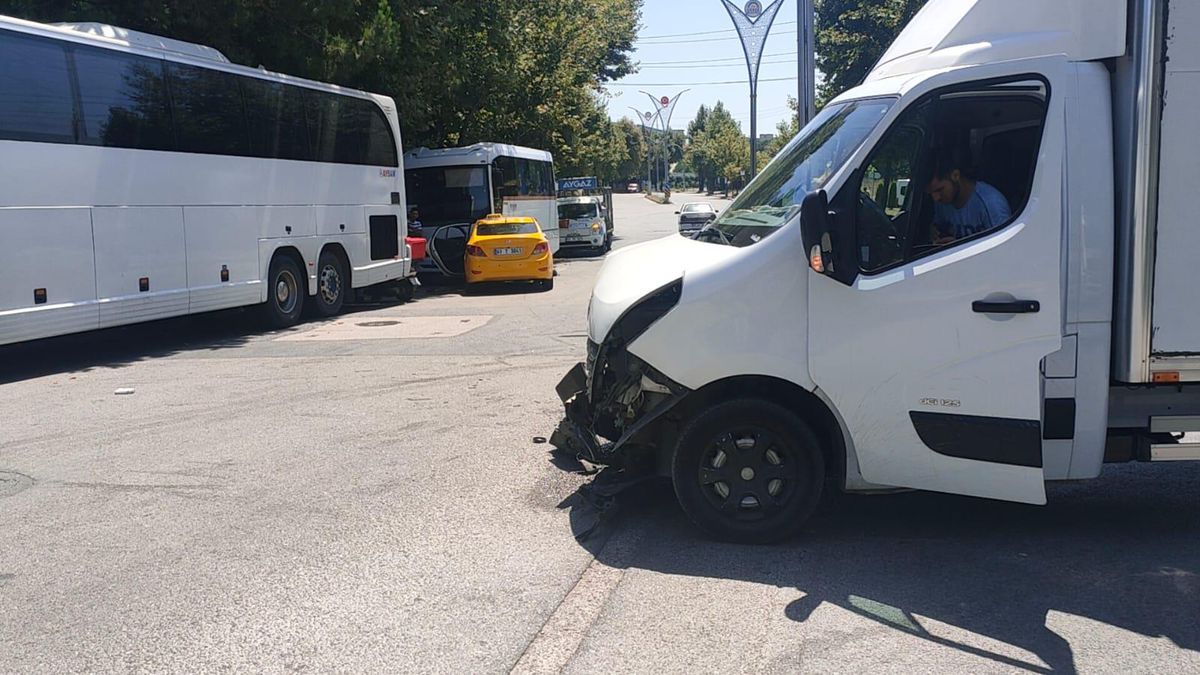 Kocaeli\'de kamyonet ile taksi çarpıştı: 2 yaralı