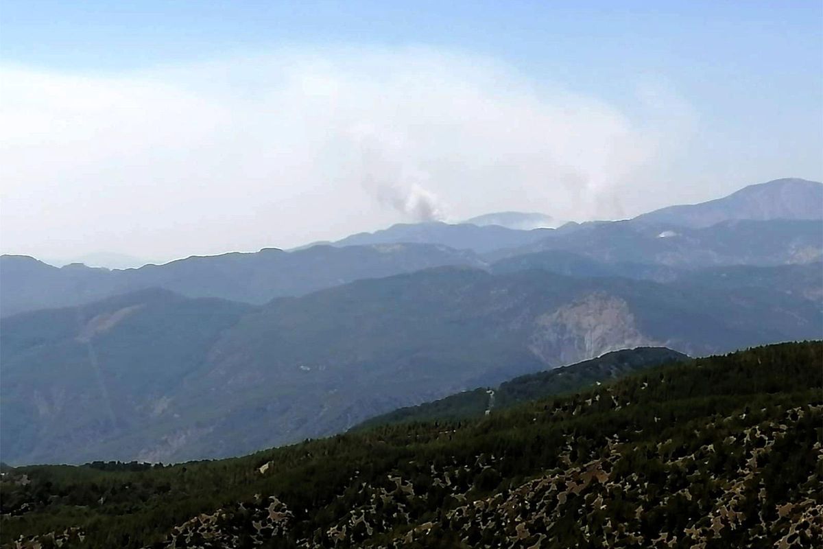 Köyceğiz\'deki yangının dumanları Çameli\'de gözüküyor