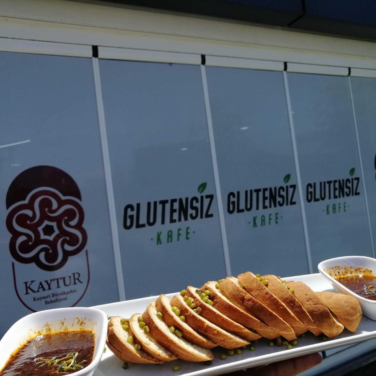 Memduh Büyükkılıç, glütensiz kafeyi ziyaret etti