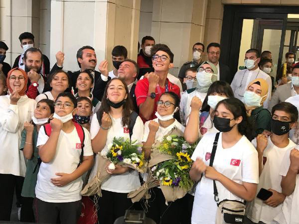 Olimpiyat şampiyonu milli okçu Mete Gazoz\'a coşkulu karşılama