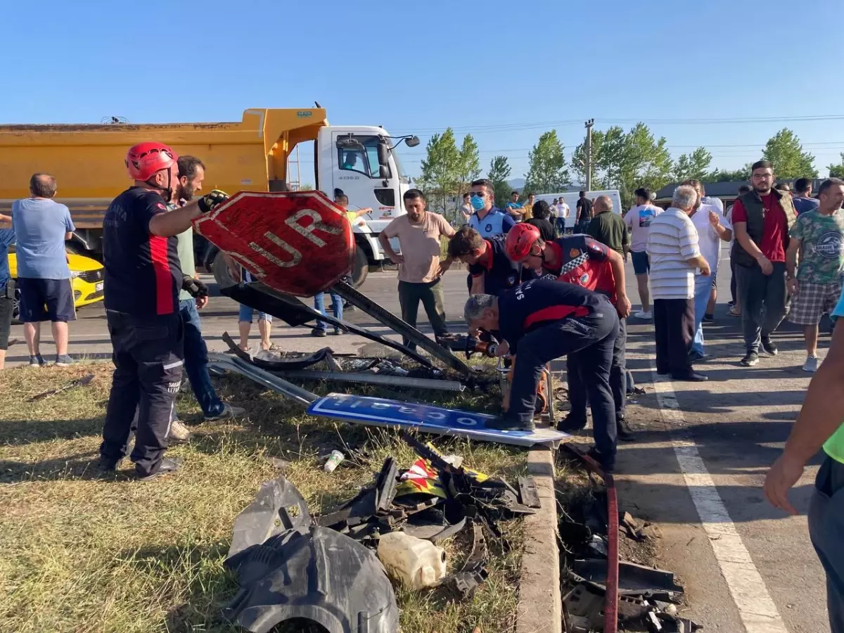 Sakarya\'da iki otomobil çarpıştı: 1 ölü, 4 yaralı