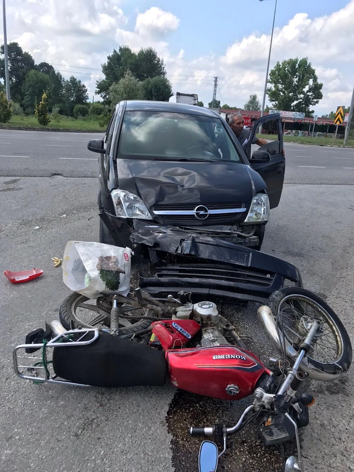 Samsun\'da hafif ticari araçla motosiklet çarpıştı: 1 yaralı