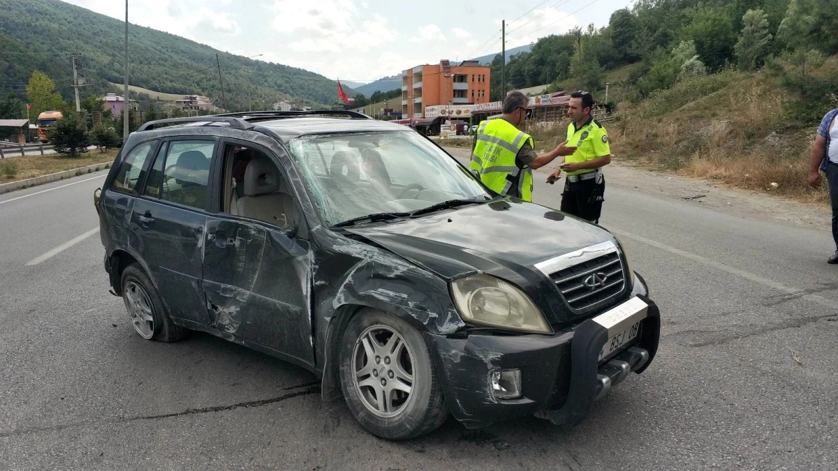 Samsun\'da kamyonla çarpışan otomobil takla attı: 4 yaralı