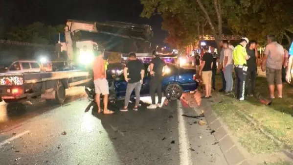 istanbul sariyer de yaristigi iddia edilen iki otomobilin neden oldugu kazada 6 kisi yaralandi