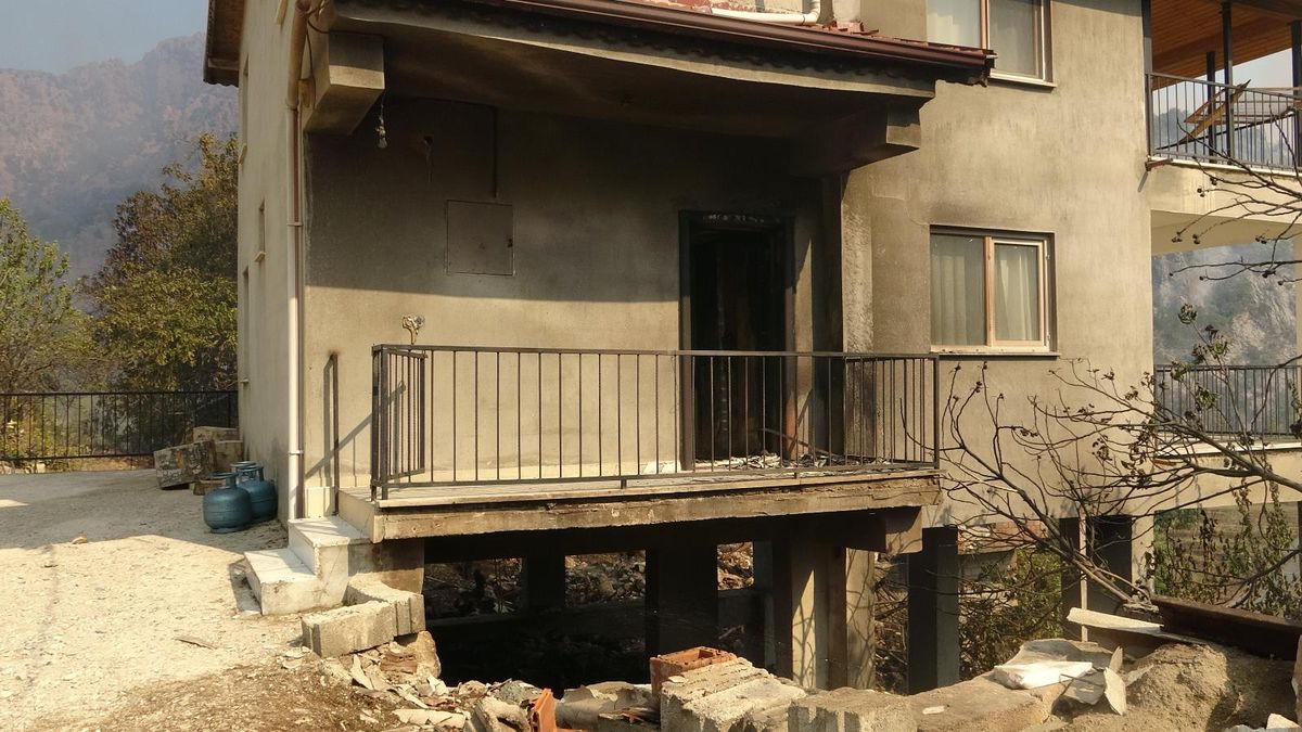 Sütçüler\'deki yangında 15 ev zarar gördü, 10 kişi dumandan etkilendi