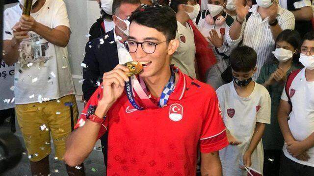 Tokyo Olimpiyatları'nda şampiyon olan Mete Gazoz, yurda dönüşünde çiçeklerle karşılandı Tokyo Olimpiyatları'nda şampiyon olan Mete Gazoz, yurda dönüşünde çiçeklerle karşılandı