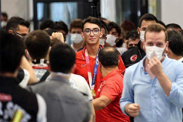 Tokyo Olimpiyatları'nda şampiyon olan Mete Gazoz, yurda dönüşünde çiçeklerle karşılandı Tokyo Olimpiyatları'nda şampiyon olan Mete Gazoz, yurda dönüşünde çiçeklerle karşılandı