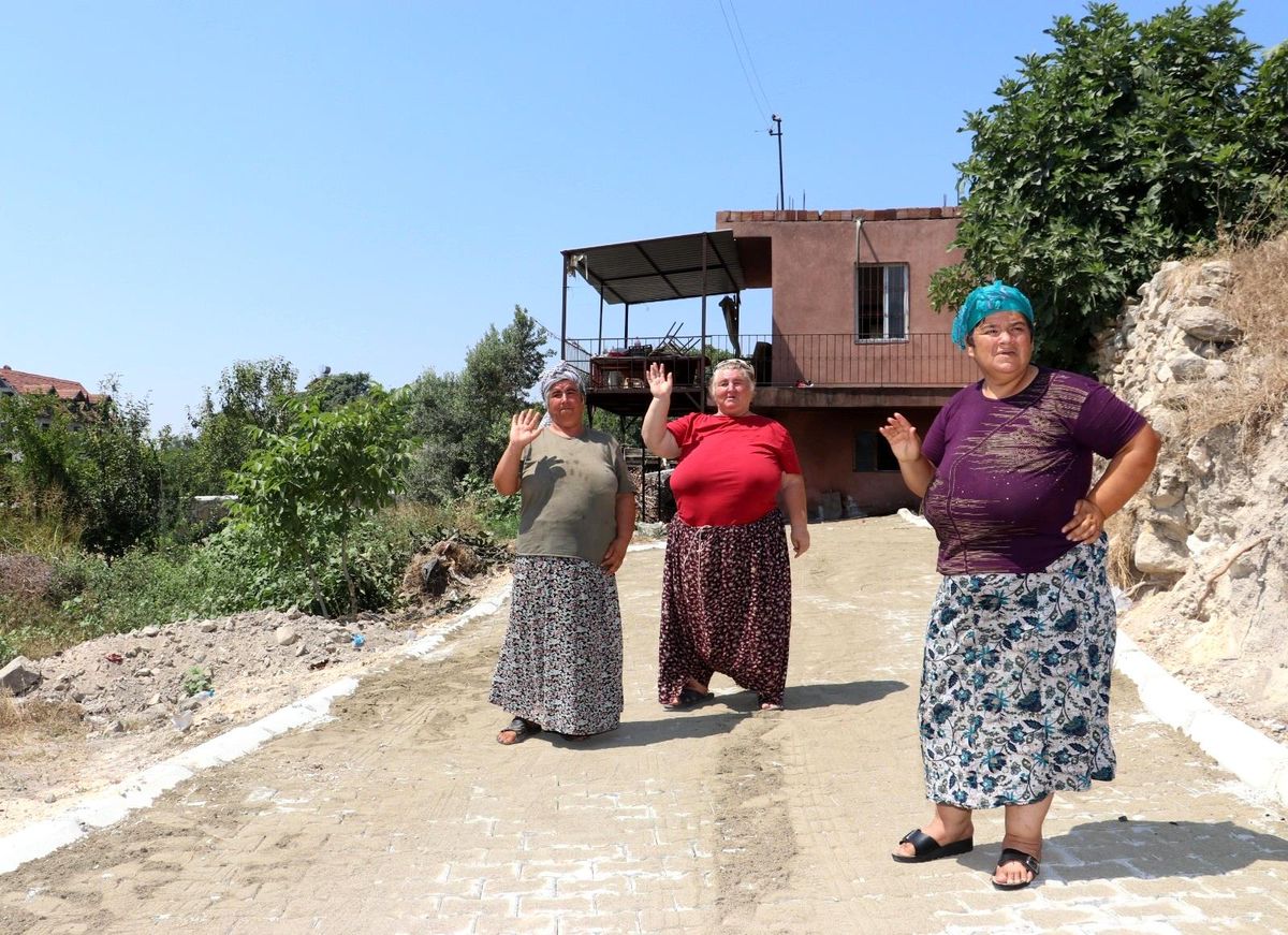 Toroslar Belediyesi, engelli kız kardeşlerin bozuk yoluna kilit parke döşedi