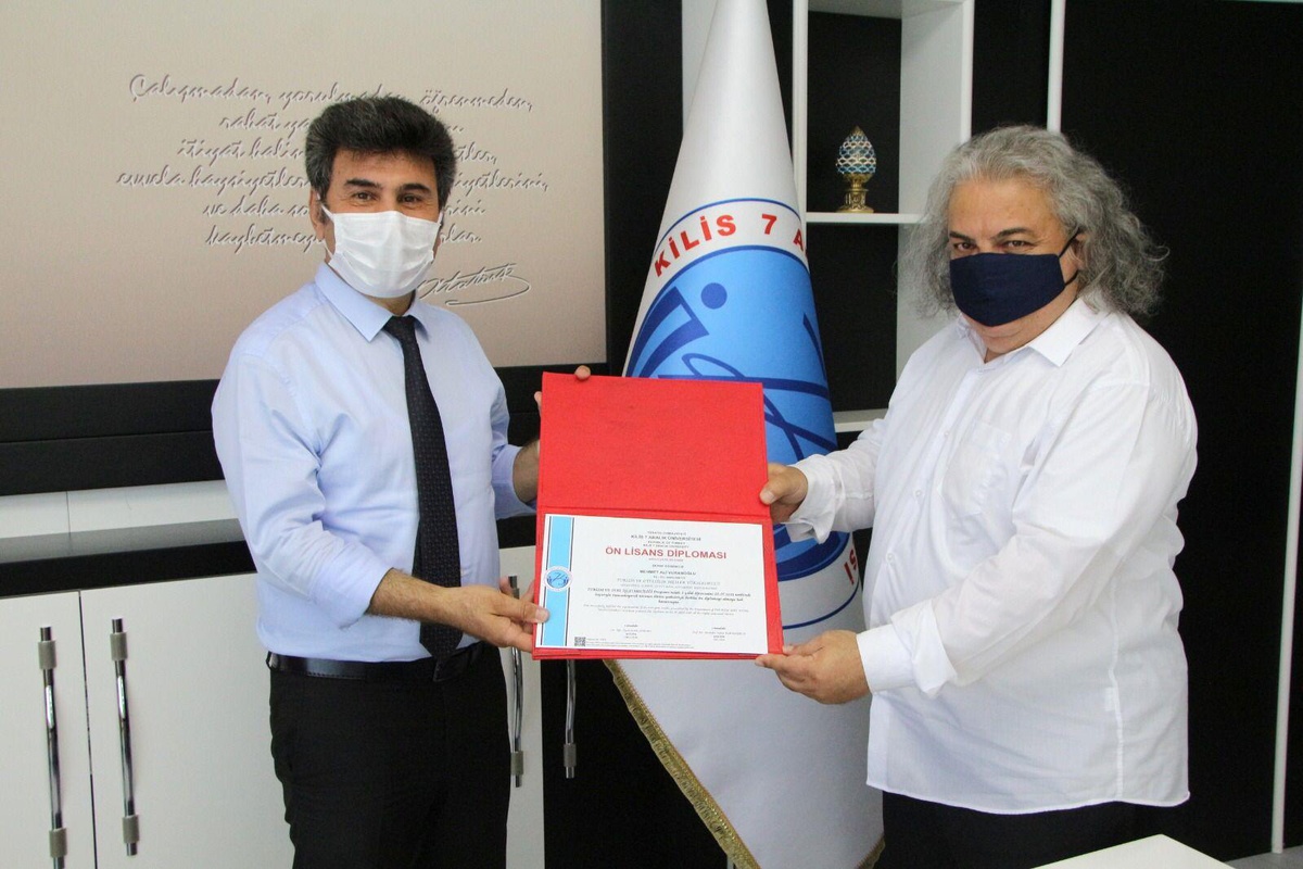 Üniversiteden 62 yaşında mezun oldu