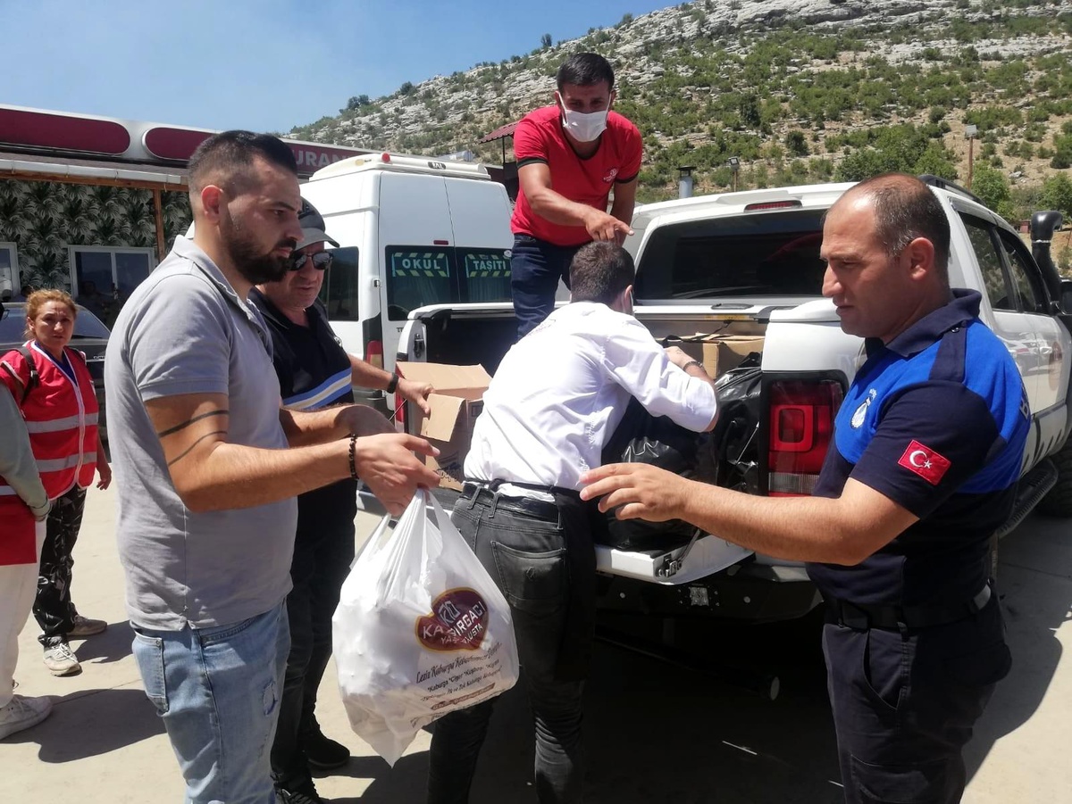 Yangınzedelere ve personellere yemek yardımı için seferber oldular
