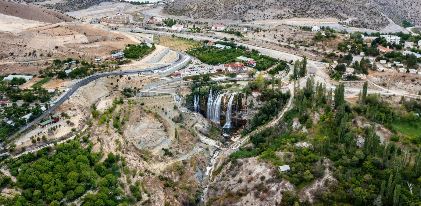 Yerli ve yabancı turistlerden çevresi yenilenen Tortum Şelalesi\'ne yoğun ilgi