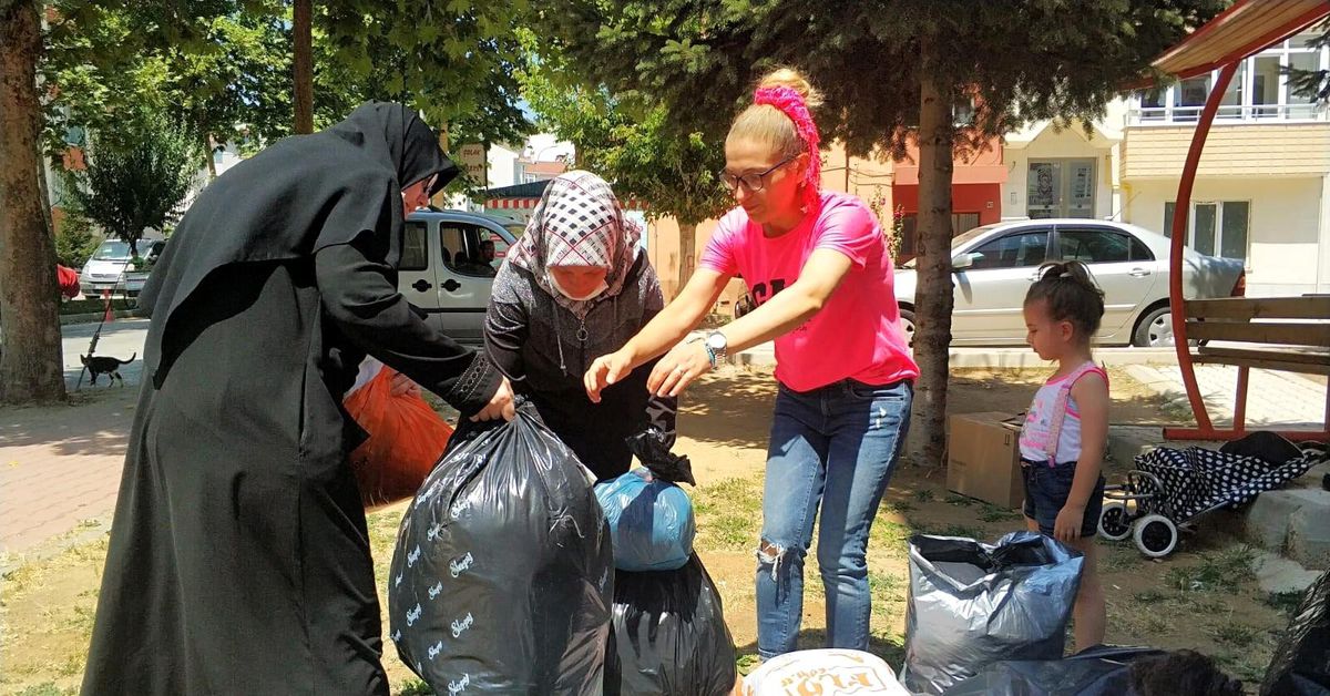 100 çuval kıyafet Manavgat\'a gönderildi