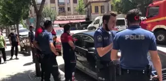 Abisi alışverişe gitti, otomobilde mahsur kalan çocuk ekipleri seferber etti