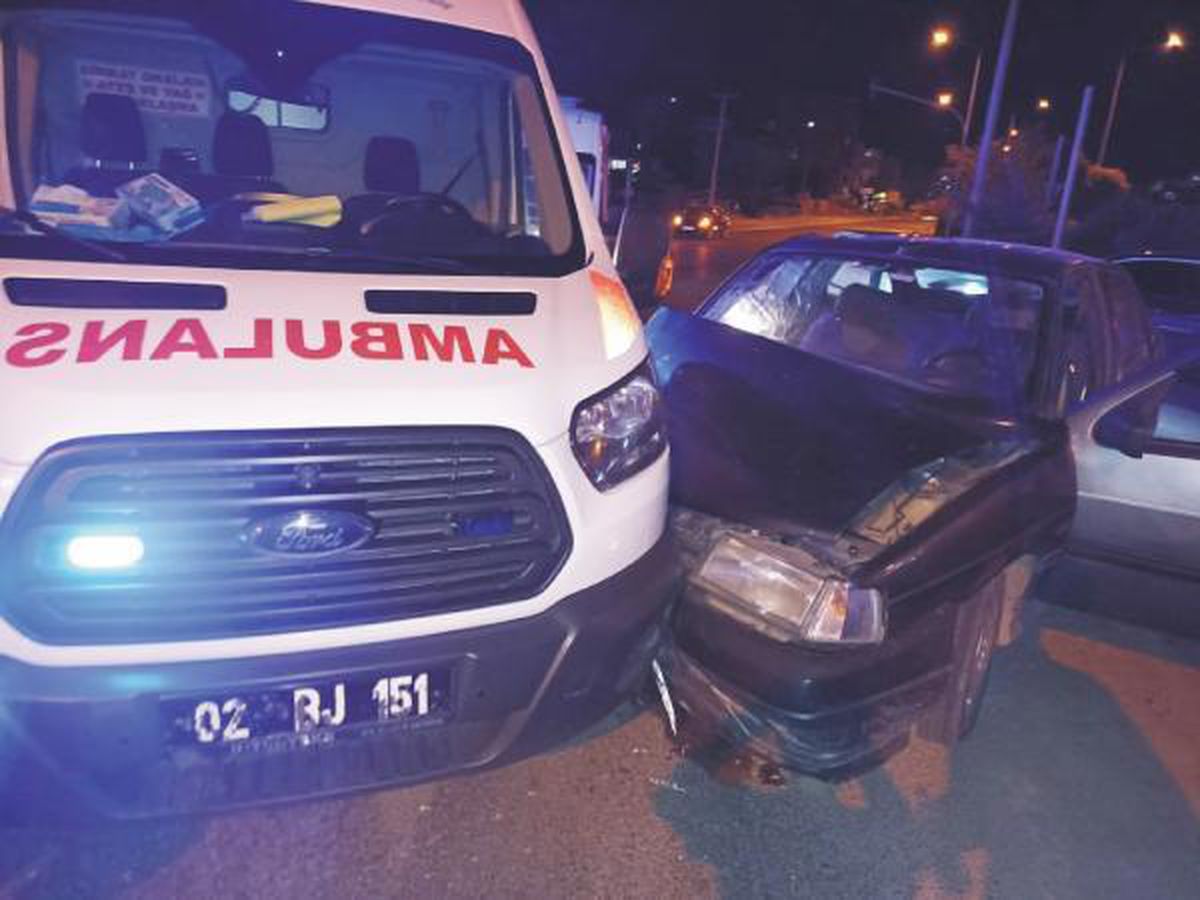 Adıyaman\'da ambulans ile otomobil çarpıştı: 3 yaralı
