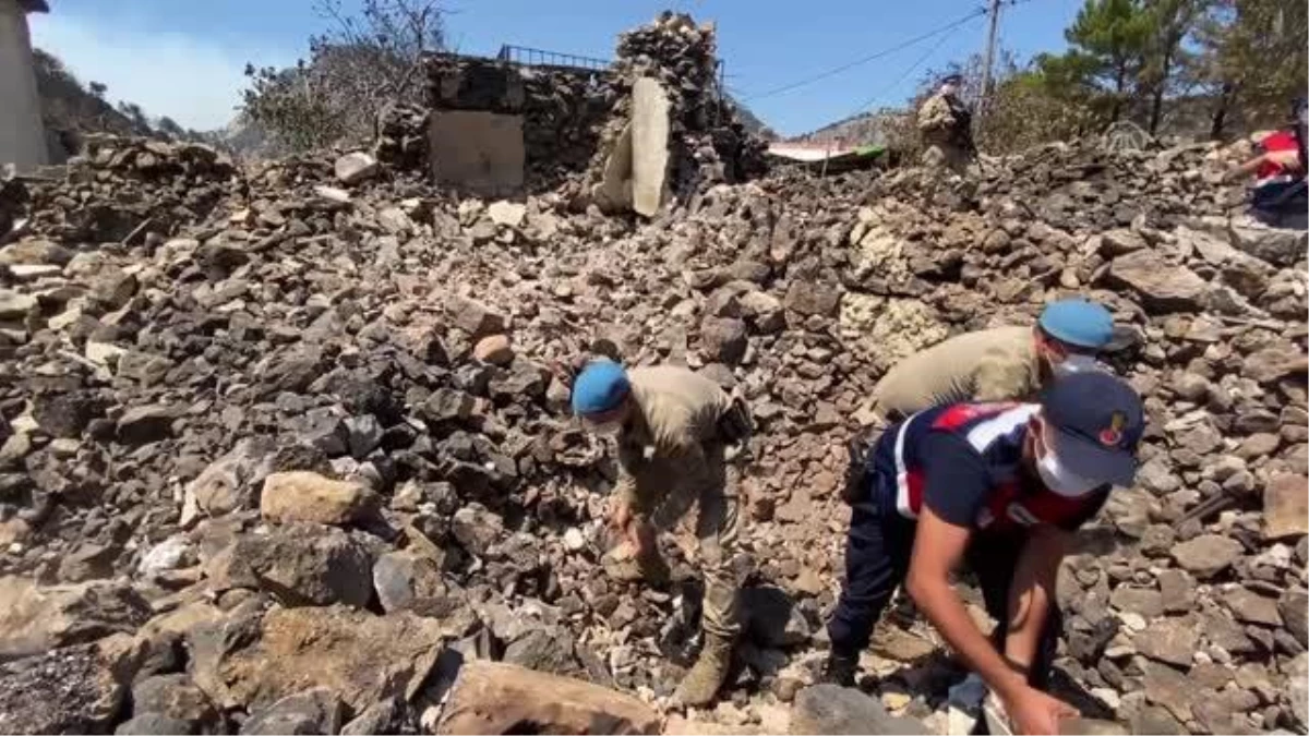 Son dakika haber! Akseki\'de yangında zarar gören evlerin enkazını kaldırma çalışmalarına askerler de katılıyor