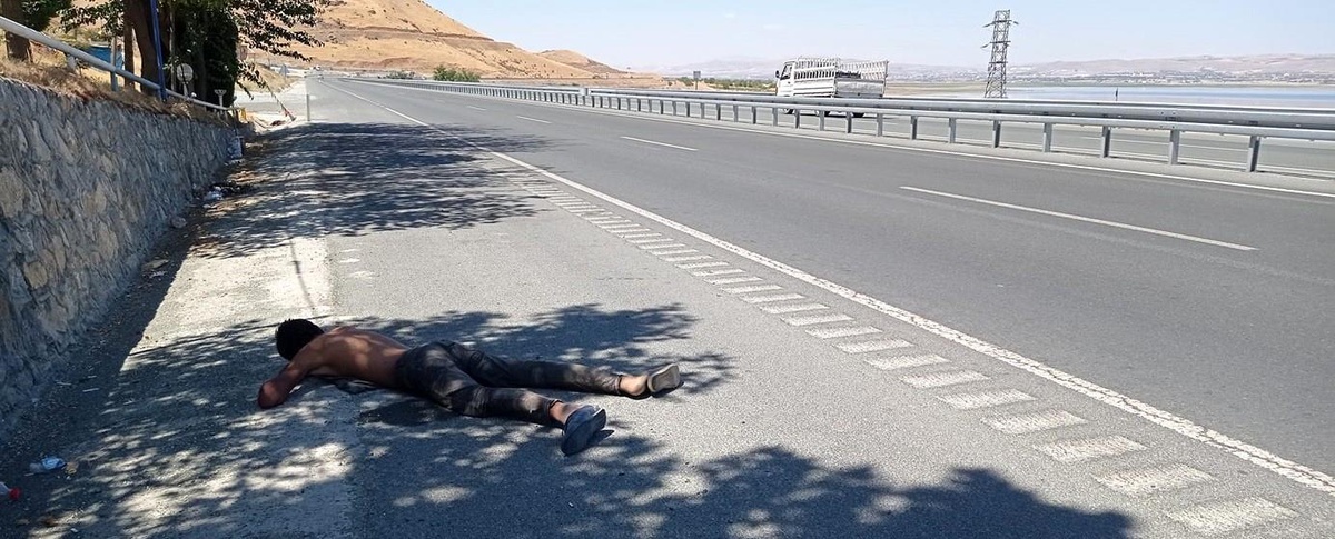 Anayol kenarında baygınlık geçiren göçmenin imdadında vatandaşlar yetişti