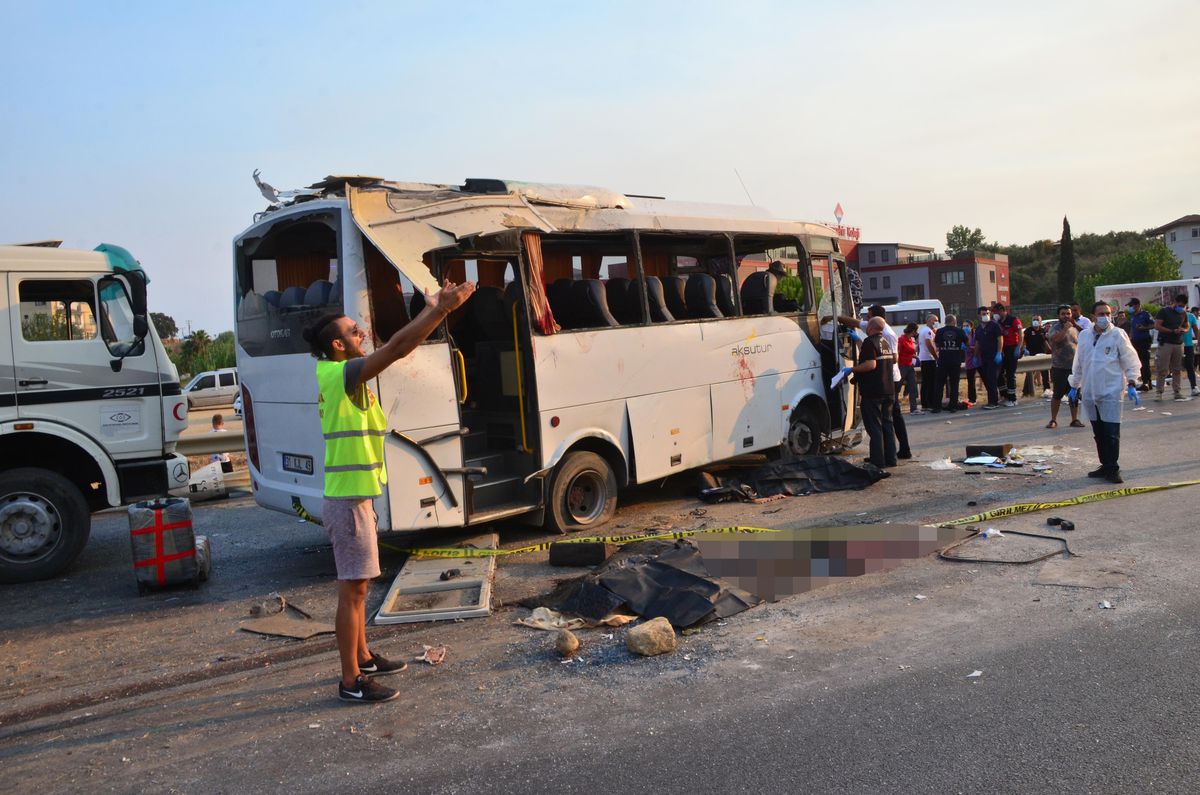 Antalya\'da tur midibüsünün devrilmesi sonucu 3 kişi öldü, 16 kişi yaralandı