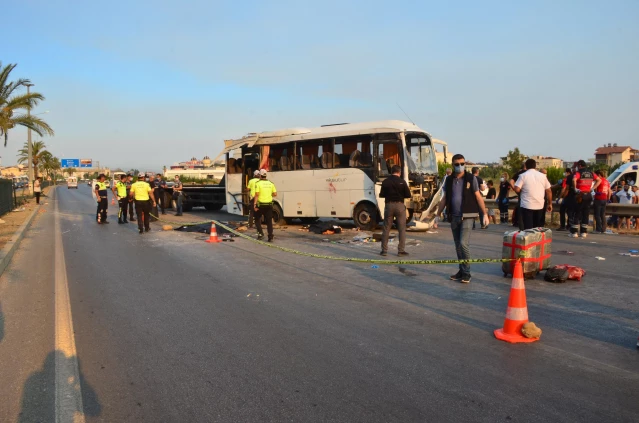 Antalya'da tur midibüsünün devrilmesi sonucu 3 kişi öldü, 16 kişi yaralandı